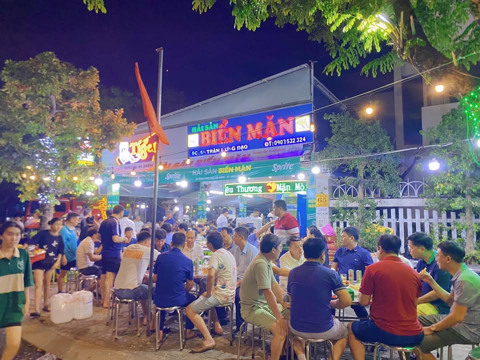 Thưởng thức hải sản Đà Nẵng và ngắm cảnh sông Hàn tại nhà hàng Biển Mặn